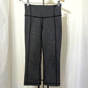 Lululemon crop leggings with 8” rise SZ 4